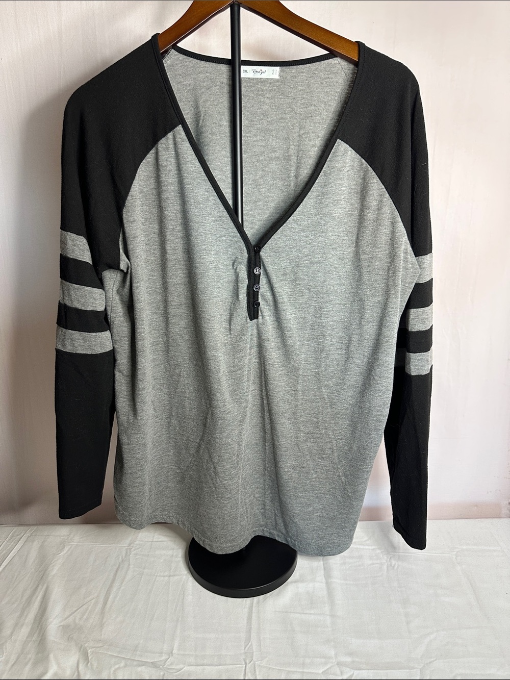 Rosegal Gray and Black V-Neck Henley Raglan Top